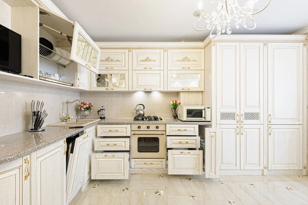 Luxus moderne beige und cremefarbene Küche Interieur — Stockfoto
