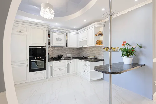 Роскошный современный интерьер кухни белого цвета — стоковое фото