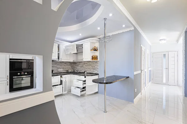 Роскошный современный интерьер кухни белого цвета с коридором — стоковое фото