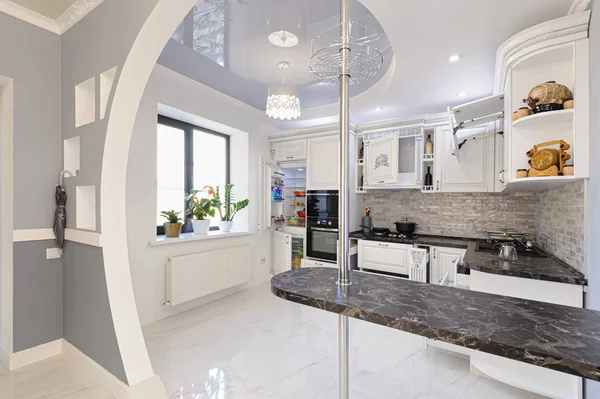 Роскошный современный интерьер кухни белого цвета — стоковое фото