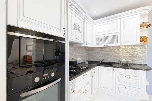 Lujo moderno interior de cocina de color blanco — Foto de Stock