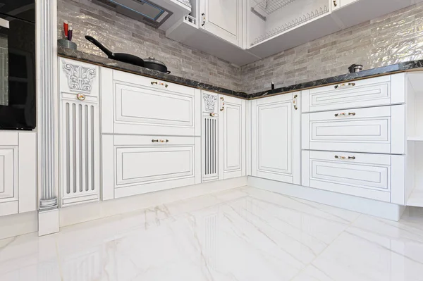 Крупный план роскошной мебели на белой кухне — стоковое фото