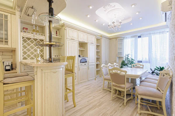 Πολυτελές μοντέρνο μπεζ και λευκό εσωτερικό κουζίνα — Φωτογραφία Αρχείου