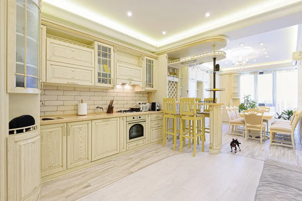 Luksusowe nowoczesne beżowe i białe wnętrze kuchni — Zdjęcie stockowe