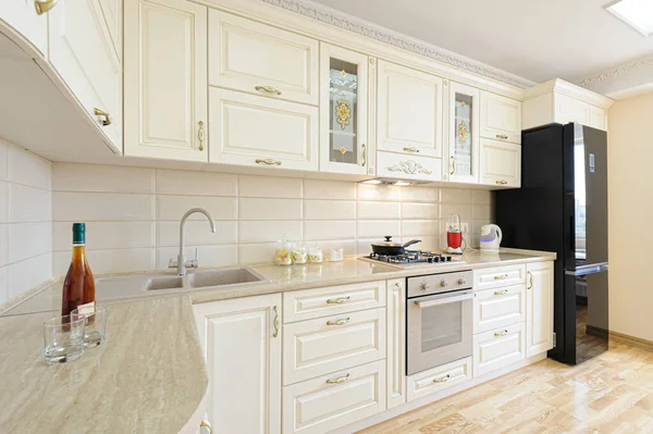 Роскошный современный бежевый и белый интерьер кухни — стоковое фото