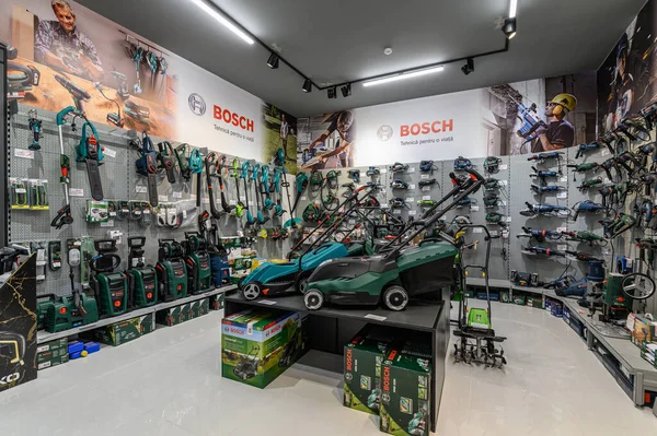 Çoğu Bosch markasından olmak üzere çeşitli elektrikli aletleri olan bir DIY mağazasında raflar.