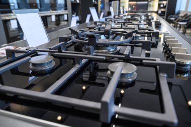 Yepyeni gaz ocakları ve buzdolabı ev aletleri mağazası.