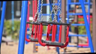 Konut alanındaki boş çocuk parkında yavaş salıncaklar