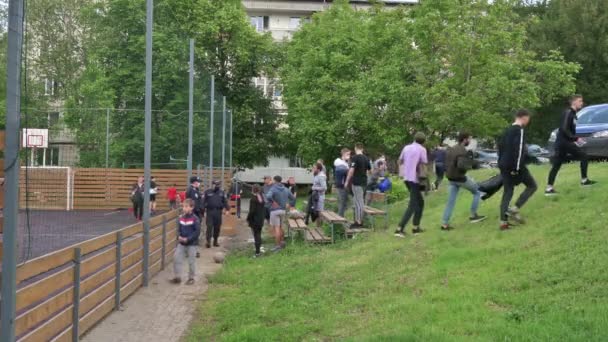 Полиция вынуждает детей оставаться дома во время угрозы ковида-19 — стоковое видео