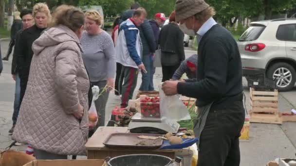Los agricultores venden sus frutas y verduras en las calles de Chisinau, Moldavia, a pesar de la amenaza del coronavirus todavía existe — Vídeo de stock