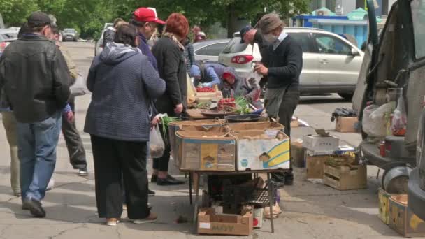 Zemědělci prodávají své ovoce a zeleninu v ulicích v Kišiněvě, Moldavsko navzdory hrozbě koronaviru stále existuje — Stock video