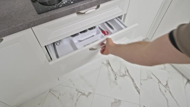 Mano de hombre pone pestle de madera en un cajón de cocina — Vídeo de stock