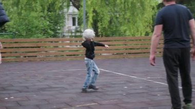 Her yaştan çocuk ikamet bölgesinde futbol oynuyor.