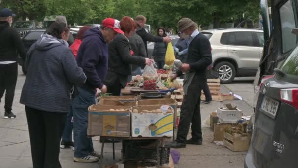Agricultores vendem suas frutas e legumes nas ruas de Chisinau, Moldávia, apesar da ameaça de coronavírus ainda existe — Vídeo de Stock