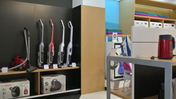 Regale voller Waren im Haushaltsgerätehaus, überwiegend der Marke Bosch — Stockvideo