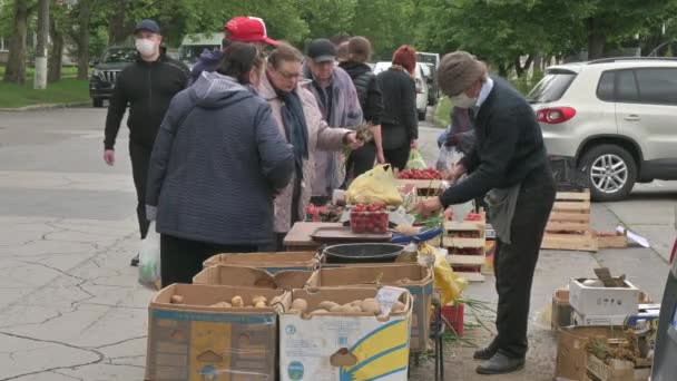 Les agriculteurs vendent leurs fruits et légumes dans les rues de Chisinau, en Moldavie, malgré la menace du coronavirus — Video