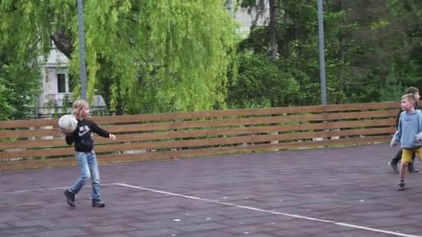 Crianças de todas as idades jogando futebol AKA jogo de futebol no bairro residencial — Vídeo de Stock