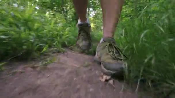 Vista frontal de pés de homem andando usando sapatos de trekking — Vídeo de Stock