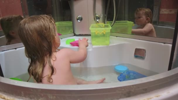 Linda niña tomando baño, jugando con juguetes — Vídeos de Stock