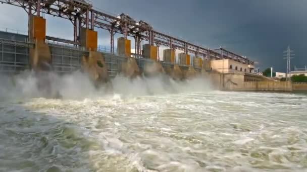 Einleitung von Wasser aus dem Damm des Wasserkraftwerks — Stockvideo