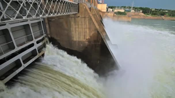 Einleitung von Wasser aus dem Damm des Wasserkraftwerks — Stockvideo