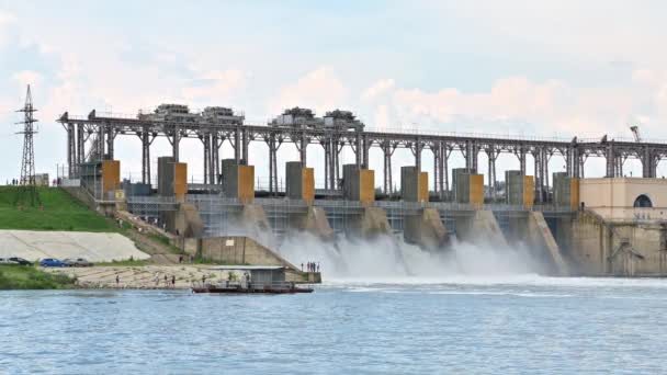 水力発電所のダムからの水の排出 — ストック動画