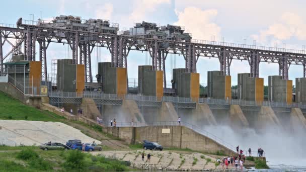 水力発電所のダムからの水の排出 — ストック動画