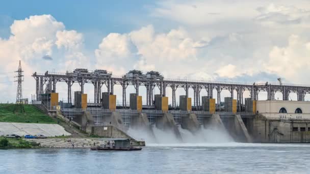 Timelapse av vatten utsläpp från dammen av vattenkraftverk — Stockvideo