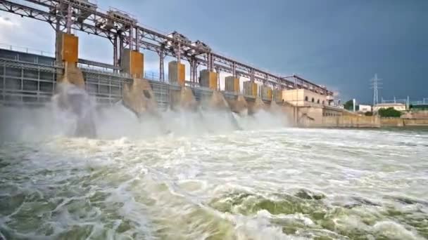 Lozingswater van de dam van de waterkrachtcentrale — Stockvideo