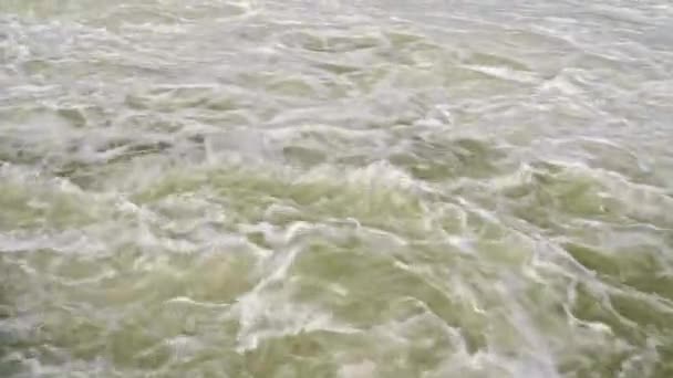 Rejet d'eau du barrage de la centrale hydroélectrique — Video