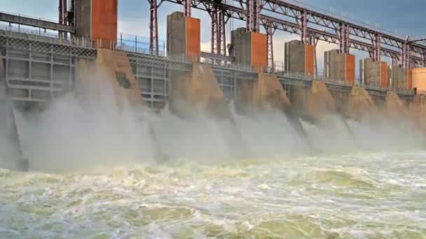 Rejet d'eau du barrage de la centrale hydroélectrique — Video