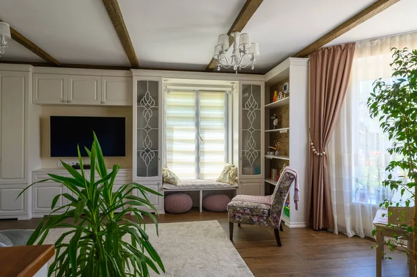 Klasszikus barna és fehér nappali belső tér — Stock Fotó
