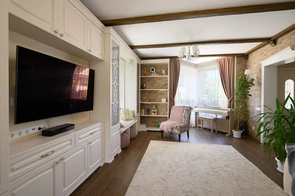 Klassiskt brunt och vitt vardagsrum interiör — Stockfoto