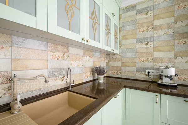Современная белая кухня чистый дизайн интерьера — стоковое фото