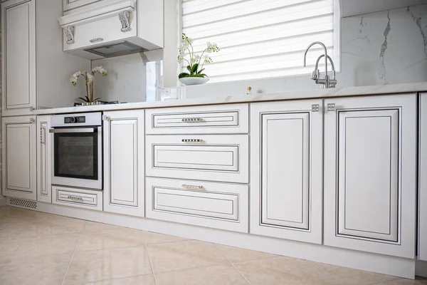 Роскошный современный классический белый интерьер кухни — стоковое фото
