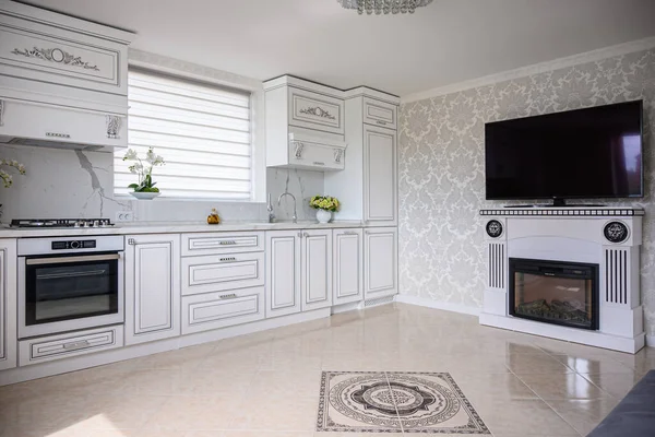 Lujo moderno clásico blanco cocina interior — Foto de Stock