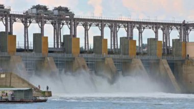 Hidroelektrik santralinin barajından su boşaltın.