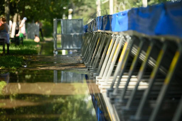 Barreras de agua especiales para prevenir inundaciones causadas por el derrame de ríos después de fuertes lluvias en la zona de playa de Vadul lui Voda — Foto de Stock