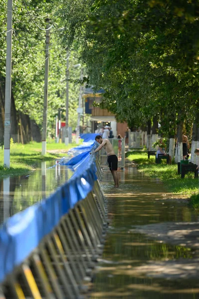 Barreras de agua especiales para prevenir inundaciones causadas por el derrame de ríos después de fuertes lluvias en la zona de playa de Vadul lui Voda —  Fotos de Stock