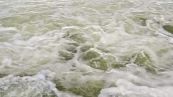 Cours d'eau bouillant du rejet d'eau du barrage — Video