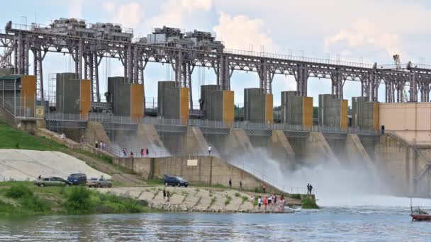 Água de descarga da barragem da central hidroeléctrica — Vídeo de Stock