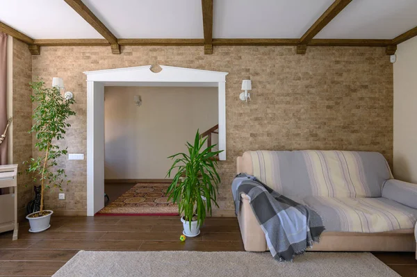 Klassiskt brunt och vitt vardagsrum interiör — Stockfoto