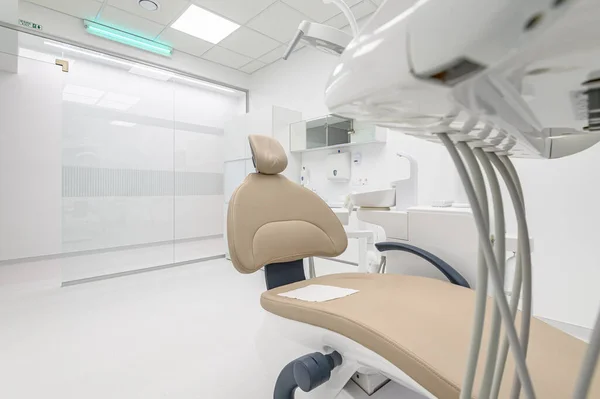 Interior da sala de cirurgia dentária com equipamento especial — Fotografia de Stock
