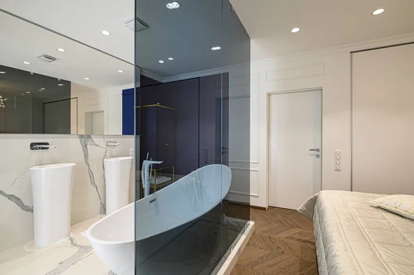Big deluxe elegant classic bedroom with bath — Stock Photo, Image