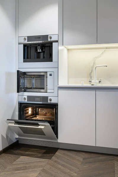 ミニマリストデザインの高級キッチンインテリア — ストック写真