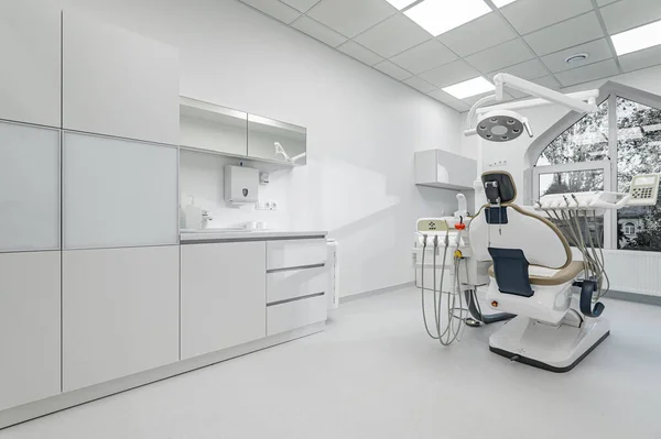Interior da sala de cirurgia dentária com equipamento especial — Fotografia de Stock