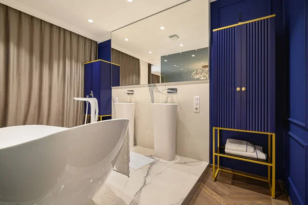 Велика елегантна класична спальня з ванною — стокове фото