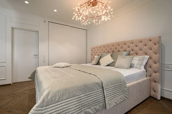 Gran cama doble cómoda en elegante dormitorio clásico —  Fotos de Stock