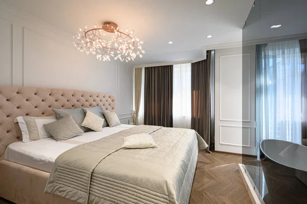 Gran cama doble cómoda en elegante dormitorio clásico —  Fotos de Stock