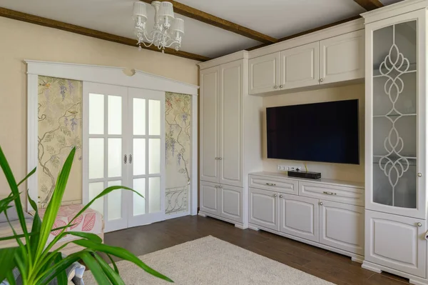 Классический коричневый и белый интерьер гостиной — стоковое фото